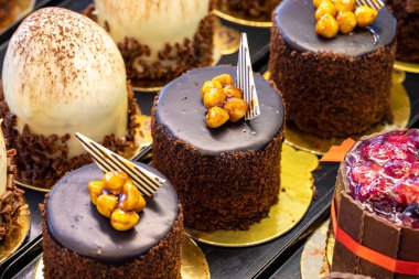 Pasta çeşitleri. Pasta tezgahında pastalar sergileniyor. Kapat.