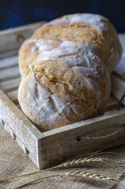 Ev ekmeği. Ekmek parası. Tam tahıllı çavdar ekmeği.