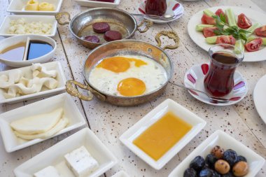 Akdeniz kahvaltısı - peynirli reçelli çedar balı patates kızartması salam sosis salatalıklı domatesli flan çayı