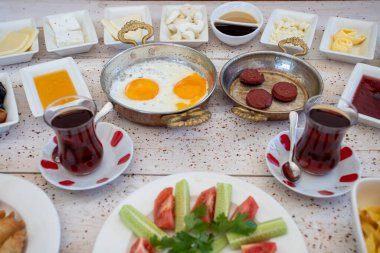 Akdeniz kahvaltısı - peynirli reçelli çedar balı patates kızartması salam sosis salatalıklı domatesli flan çayı