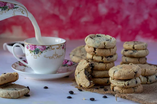 Chocolate Chip Cookies Wooden Table Chocolate Chip Cookies Glass Milk — Stock Photo, Image