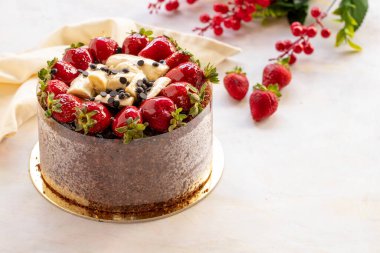 Beyaz arka planda muzlu ve çikolatalı pasta.