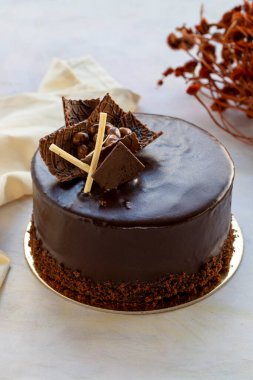 Beyaz arka planda fıstık ve çikolatalı pasta.