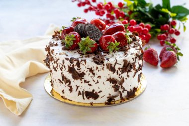 Beyaz çikolatalı ve çikolatalı doğum günü pastası.