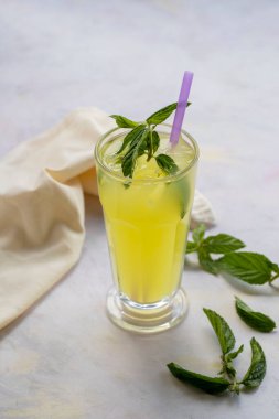 Geleneksel limonata, nane ve beyaz buz.