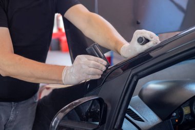 Elektronik sensör kullanarak araba boyasının kalınlığını kontrol ediyorum.