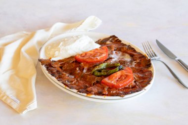 Türk geleneksel İskender kebaplı yoğurt