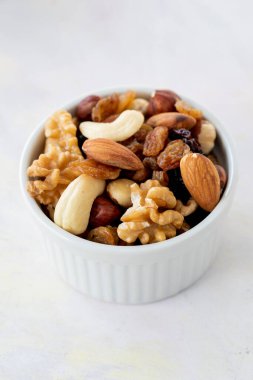 Beyaz arka planda kasede karışık kurabiyeler.