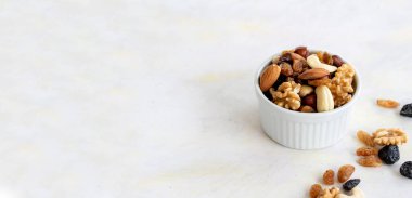 Beyaz arka planda kasede karışık kurabiyeler.