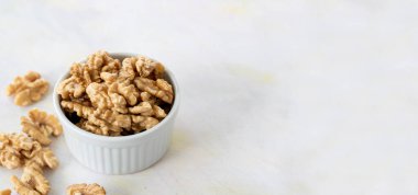 ceviz - beyaz ahşap arka planda