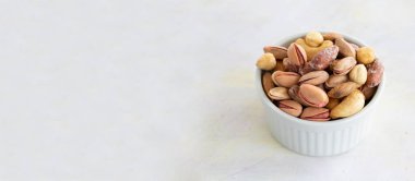 Beyaz arka planda fındık karışımı.