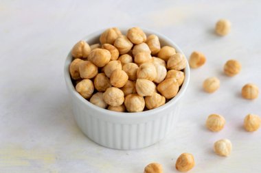 Beyaz arka planda fındıklar