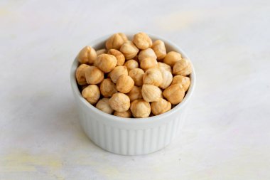 Beyaz arka planda fındıklar