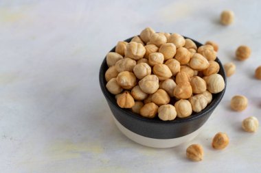 Beyaz arka planda fındıklar