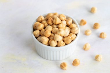 Beyaz arka planda fındıklar