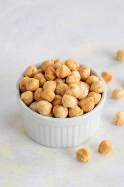 Beyaz arka planda fındıklar