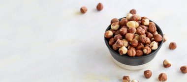 Beyaz arka planda fındıklar