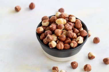 Beyaz arka planda fındıklar