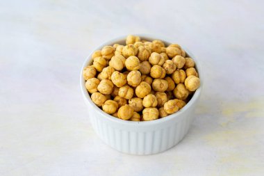 Ahşap zemin üzerinde sarı nohut