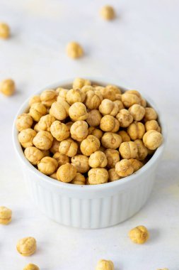 Ahşap zemin üzerinde sarı nohut