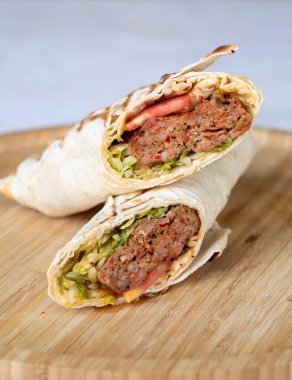 Türk ve Arap Geleneksel Adana ve Urfa kebabı, kıyma kebap. Kırsal ahşap kaplama salatalı Türk yemek kültürü.