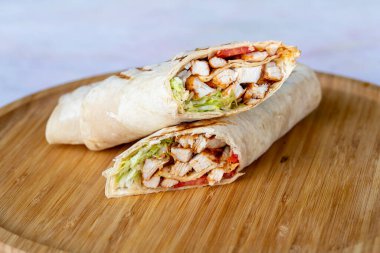 Sağlıklı bir öğle yemeği. Bir yığın Meksika sokak yemeği fajita tortilla ızgara tavuk fileto ve taze sebze, açık gri arka plan