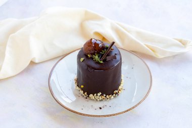 çikolatalı kek - ahşap arka planda