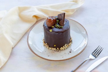 çikolatalı kek - ahşap arka planda