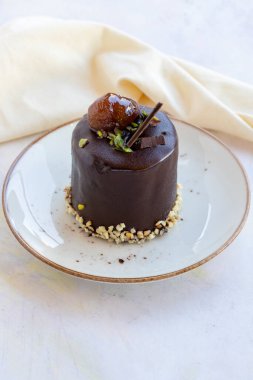 çikolatalı kek - ahşap arka planda