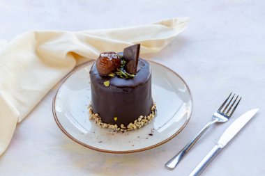 çikolatalı kek - ahşap arka planda