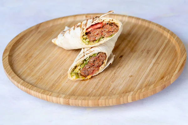 Türk ve Arap Geleneksel Adana ve Urfa kebabı, kıyma kebap. Kırsal ahşap kaplama salatalı Türk yemek kültürü.