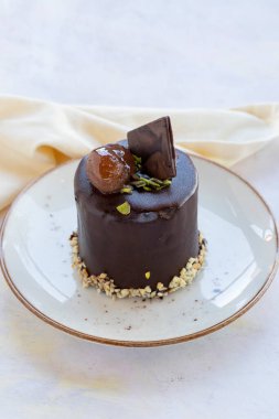 çikolatalı kek - ahşap arka planda