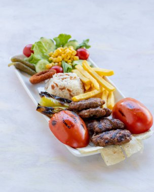 Ahşap zemin üzerinde sos ve tortilla taco ile iştah açıcı kofta kebap (köfte)