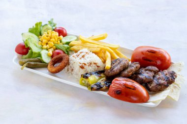 Ahşap zemin üzerinde sos ve tortilla taco ile iştah açıcı kofta kebap (köfte)