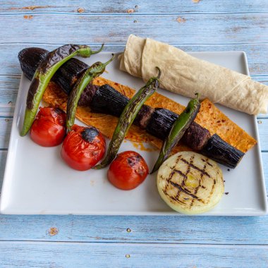 Türk kebap patlıcan ve köfte. Türk mutfağı - Yoğurtlu kebap