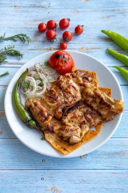 Tavuk kebap pide ekmek, domates ve salatalık turşusu ile. Türk Pirzola kebap