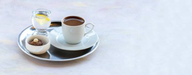 Beyaz ahşap zemin üzerinde Türk kahvesi