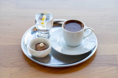 Beyaz ahşap zemin üzerinde Türk kahvesi