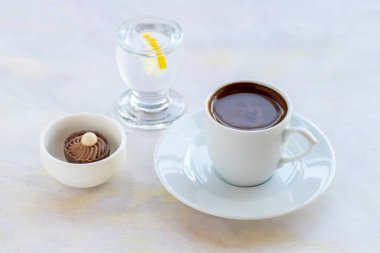 Beyaz ahşap zemin üzerinde Türk kahvesi