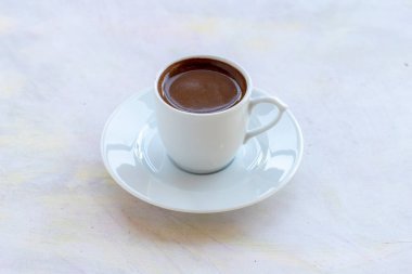 Beyaz ahşap zemin üzerinde Türk kahvesi