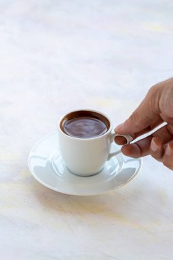 Beyaz ahşap zemin üzerinde Türk kahvesi