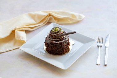 beyaz arkaplanda pasta