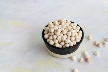 Beyaz ahşap arka planda beyaz nohutlar