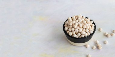 Beyaz ahşap arka planda beyaz nohutlar