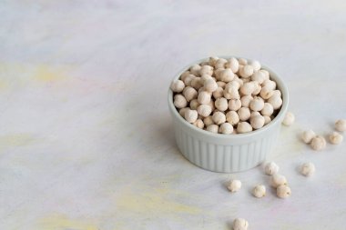 Beyaz ahşap arka planda beyaz nohutlar