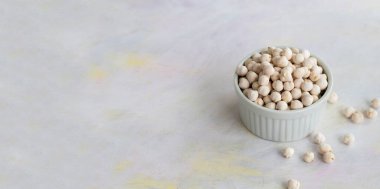 Beyaz ahşap arka planda beyaz nohutlar