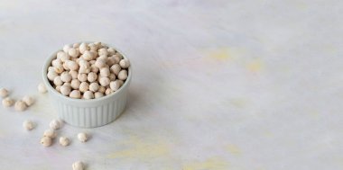 Beyaz ahşap arka planda beyaz nohutlar