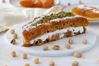 Türk Geleneksel Tatlısı Ekmek Kadayifi / Ekmek Pudingi - Kaymakli ekmek kadayifi