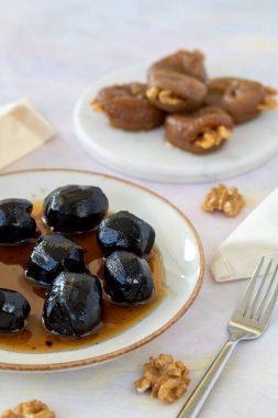 Beyaz ahşap arka planda reçelli ceviz sergisi, sağlıklı yiyecekler. - ceviz tatlisi - ceviz receli