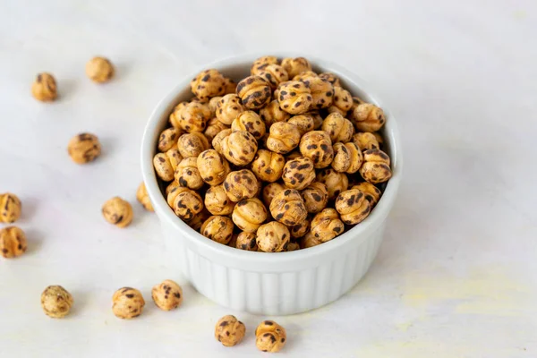 Ahşap kasede kavrulmuş sarı nohut. Türk ismi; Leblebi